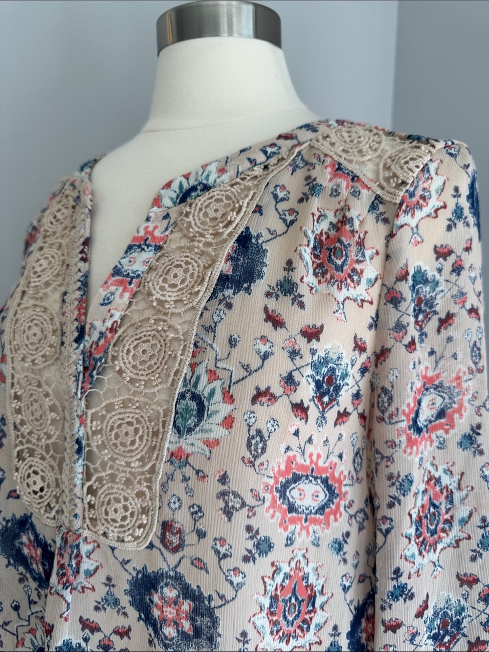 Anthropologie Maeve Cream Floral Lace-Trim Boho Blouse Pink/Blue Size 10